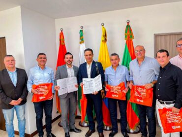 Comfacesar firmó convenio con la Institución Universitaria de Envigado para impulsar la educación superior
